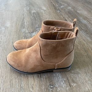Toddler girl faux suede tan booties size 11 cat & jack